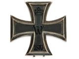 une croix de fer surmontée d'une couronne, sur fond blanc