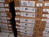 de nombreux cartons empilés sur le sol