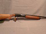 un vieux fusil de chasse avec une poignée en bois sur fond blanc