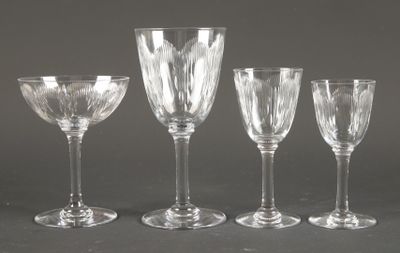quatre verres à vin sont alignés sur une table