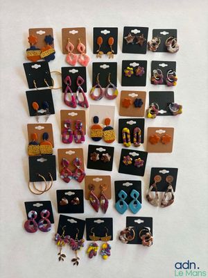 de nombreuses paires de boucles d'oreilles exposées sur le mur