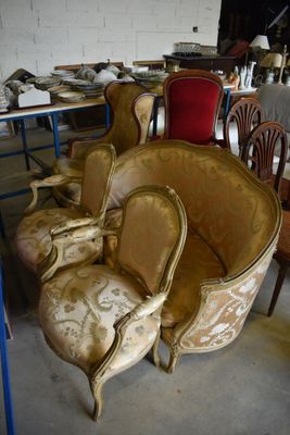 many chairs that are sitting in a room together