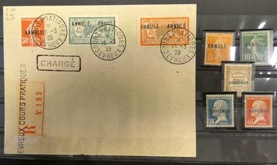la photo d'une vitrine contenant des timbres
