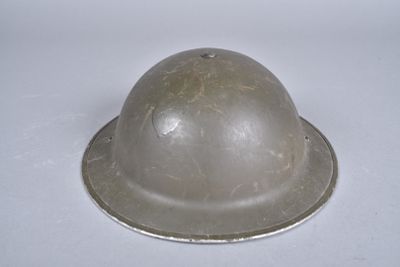 un casque argenté posé sur une surface blanche