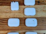 une photo d'une table en bois sur laquelle sont posés des appareils électroniques blancs