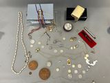beaucoup de bijoux en argent et en or posés sur une table