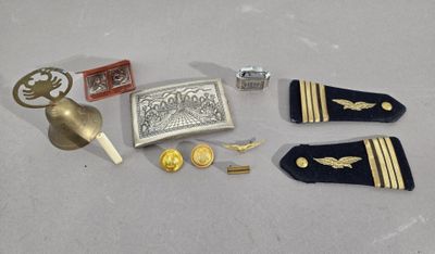 un grand nombre d'objets posés sur une table