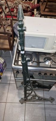 un micro-ondes posé sur une cuisinière dans une cuisine