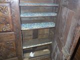 une armoire en bois comportant plusieurs étagères