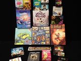 beaucoup de jeux posés ensemble sur la table