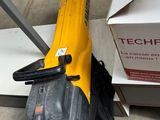 un avion électrique jaune et noir posé au sol
