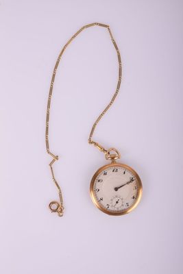 une image représentant une montre de poche en or avec une chaîne, sur fond blanc