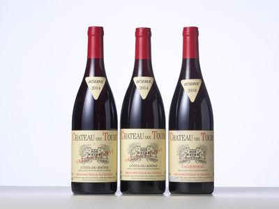 trois bouteilles de vin rouge sont alignées sur une table