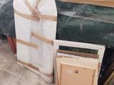 beaucoup d'objets posés sur le sol