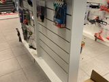 Une boîte à outils est posée par terre dans un magasin.