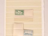 une vieille photo montrant deux timbres posés sur une feuille de papier
