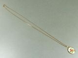 un collier en or orné d'un chat