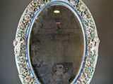 un miroir posé sur une table rouge