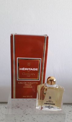 l'image d'un flacon de parfum posé sur une table