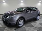 Nissan QX-V dans un showroom au sol à damier
