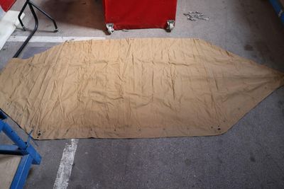 un grand morceau de carton posé par terre dans un garage