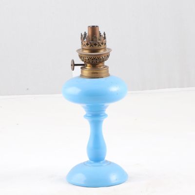 Lampe à pétrole en opaline bleue. H. : 24 cm