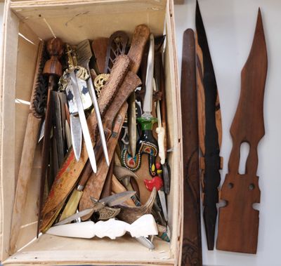 une boîte en bois remplie de différents types de couteaux et de couteaux