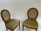 paire de chaises anciennes dont les assises sont recouvertes de velours vert