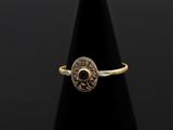 l'image d'une bague en or sur laquelle se trouve une pièce de monnaie