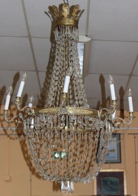 un lustre suspendu au plafond d'une pièce