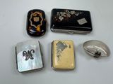 plusieurs types d'argent et de nacre dans un écrin