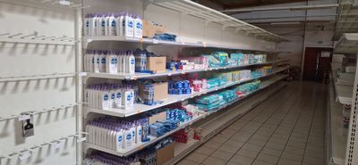 de nombreux rayons dans le magasin proposant différents types d'eau
