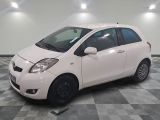 la photo d'une petite voiture blanche garée dans un garage