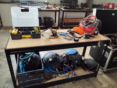 un établi avec de nombreux outils dans un garage