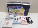 une boîte de produits pour bébés posée sur une table à côté d'autres objets