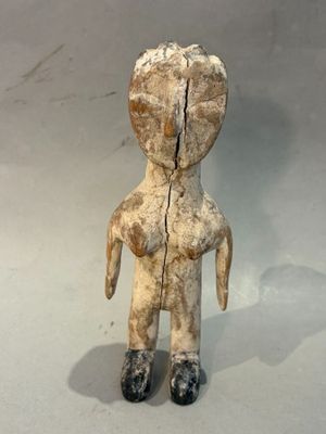 une petite figurine représentant une personne au bras cassé