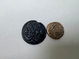 deux pièces de monnaie placées l'une à côté de l'autre sur une table