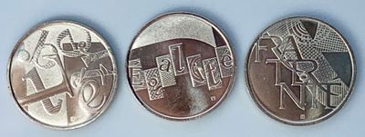 trois types de pièces différents sont représentés sur un fond bleu