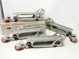 cinq camions miniatures alignés les uns à côté des autres