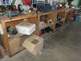 un établi sur lequel sont posés de nombreux outils, dans un garage