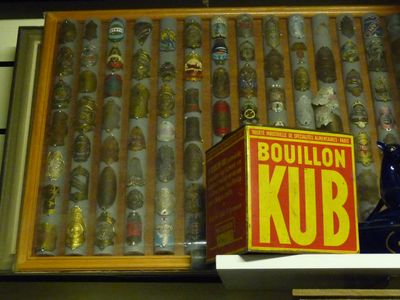 une boîte de Kub posée sur une étagère devant une fenêtre