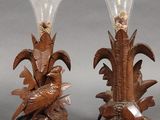 deux vases ornés d'oiseaux, posés sur une table