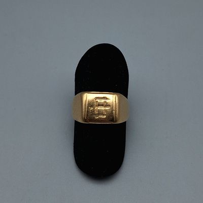 une photo d'une bague en or posée sur un porte-bague en velours noir