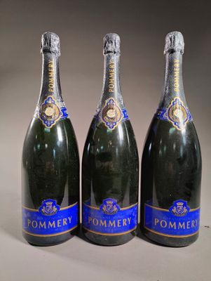 trois bouteilles de champagne sont alignées sur une table