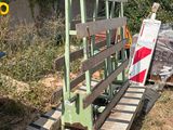 un banc en bois au milieu d'un champ