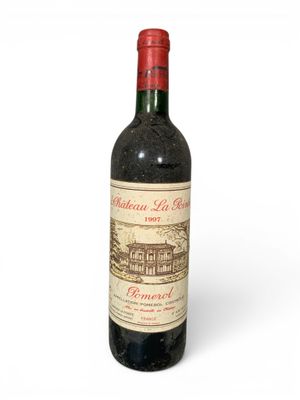 une bouteille de vin posée sur une table
