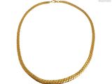 un collier en or représentant une corde torsadée sur fond blanc