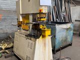 une image représentant un homme travaillant sur une machine