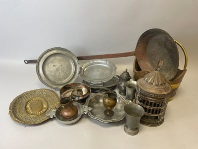 beaucoup d'objets en argent et en laiton sur la table