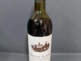 une bouteille de vin posée sur une table